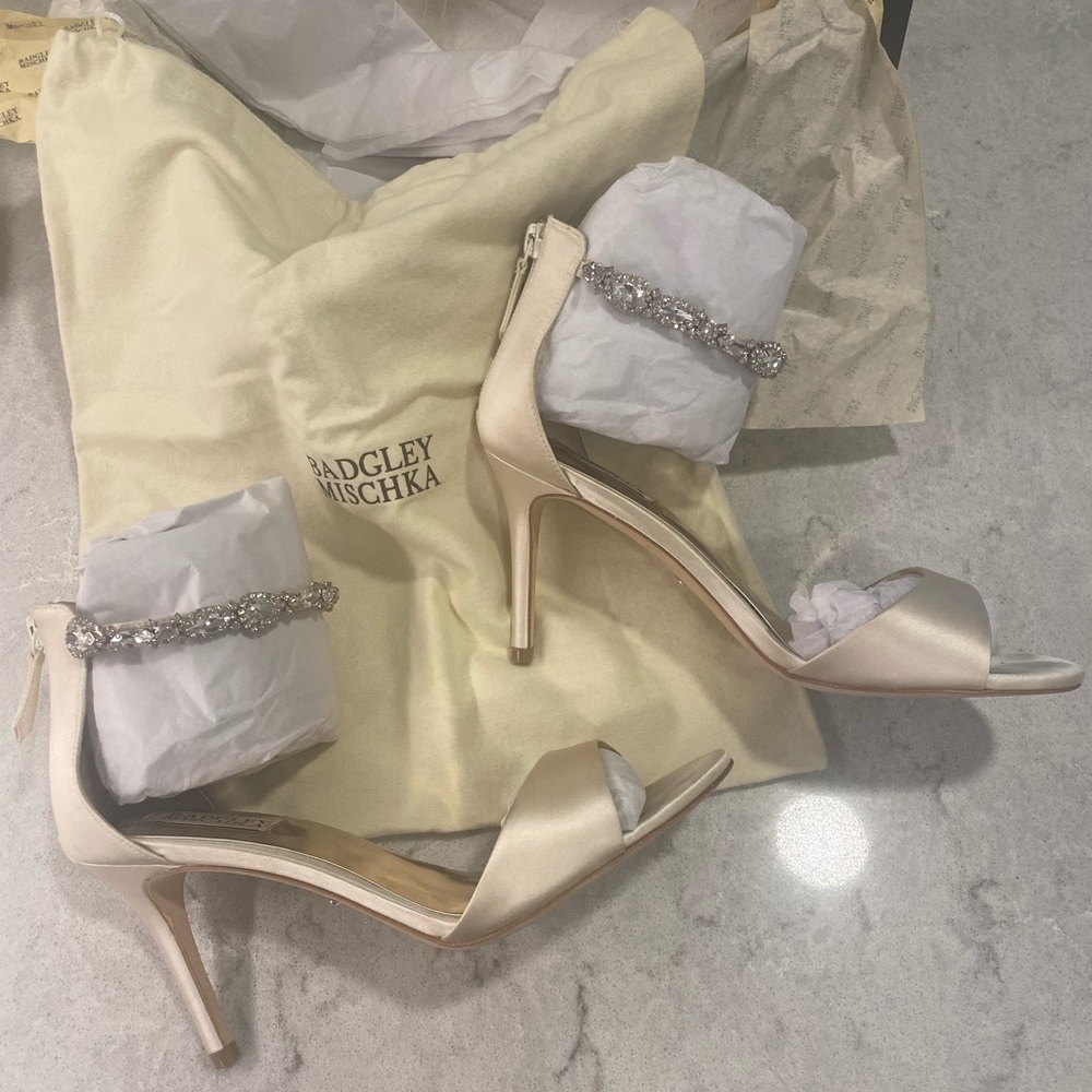 Badgley Mischka ivory satin heels 8.5